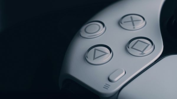 Imagem mostra os botões do controle Dualsense, do PlayStation 5