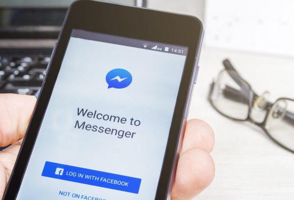 Imagem mostra smartphone exibindo a tela inicial do Messenger