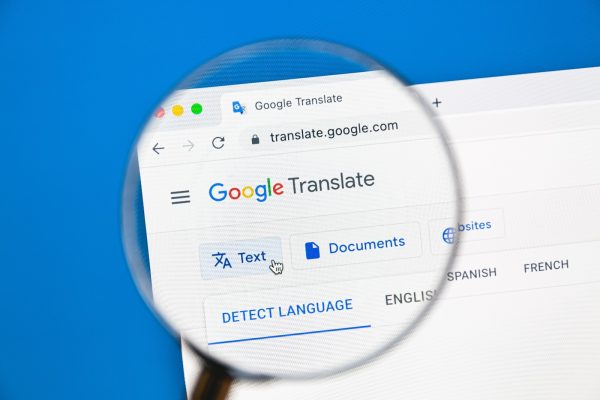 Imagem mostra o logotipo do Google Tradutor sob uma lupa
