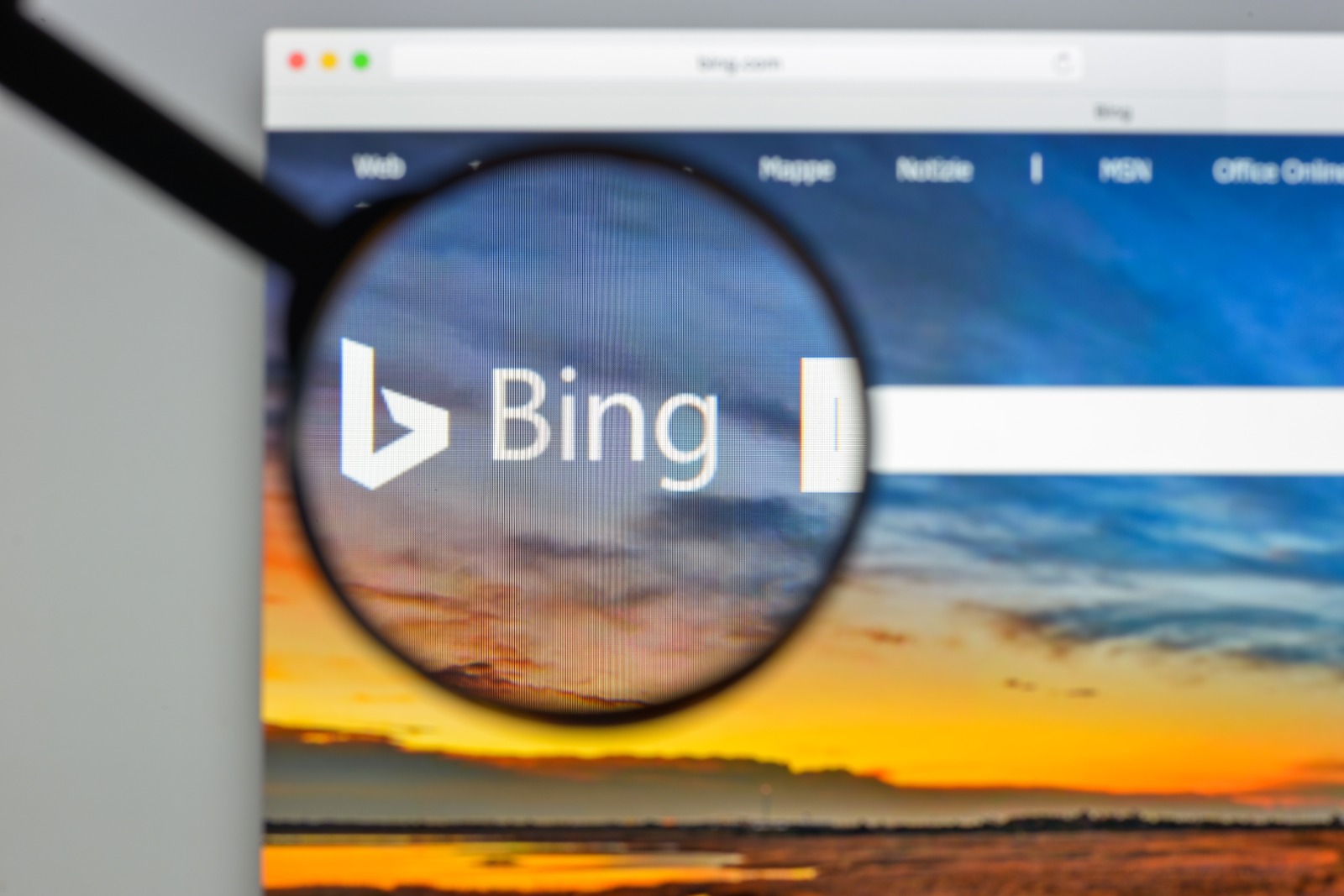 Imagem mostra logotipo do buscador Bing, sob uma lupa - Microsoft