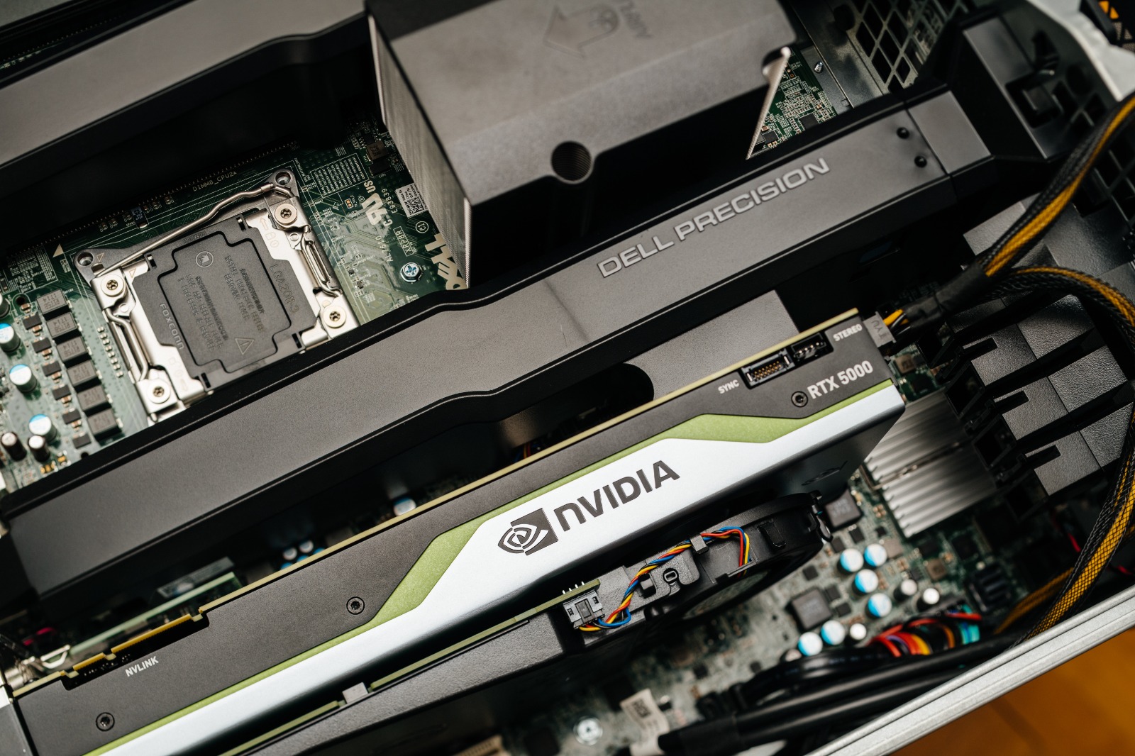 Imagem mostra componentes de computador com o logotipo da NVIDIA em evidência, ressaltando a apresentação da empresa sobre path tracing