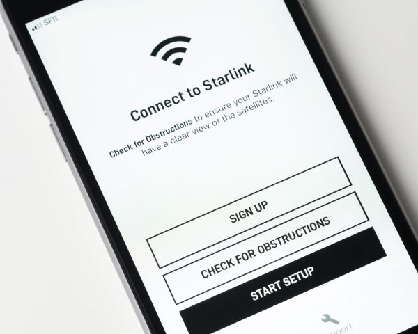 Imagem mostra um smartphone com a tela inicial de conexão da Starlink, serviço de internet via satélite da SpaceX