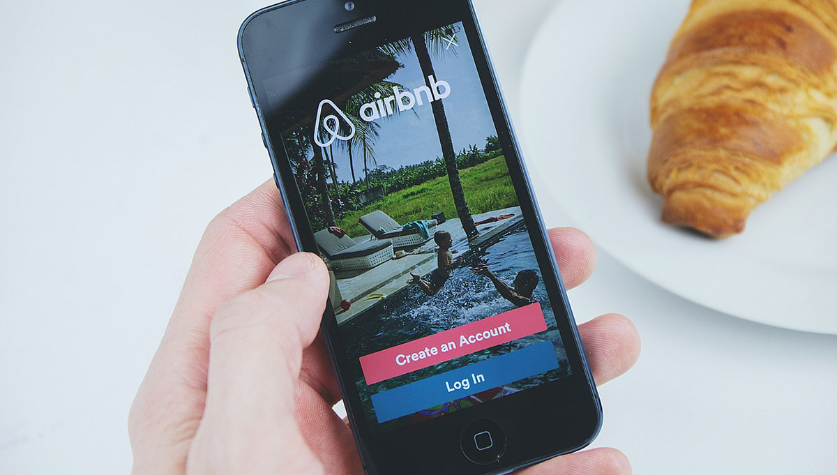 Airbnb impede pessoas associadas a usuários banidos de usarem serviço