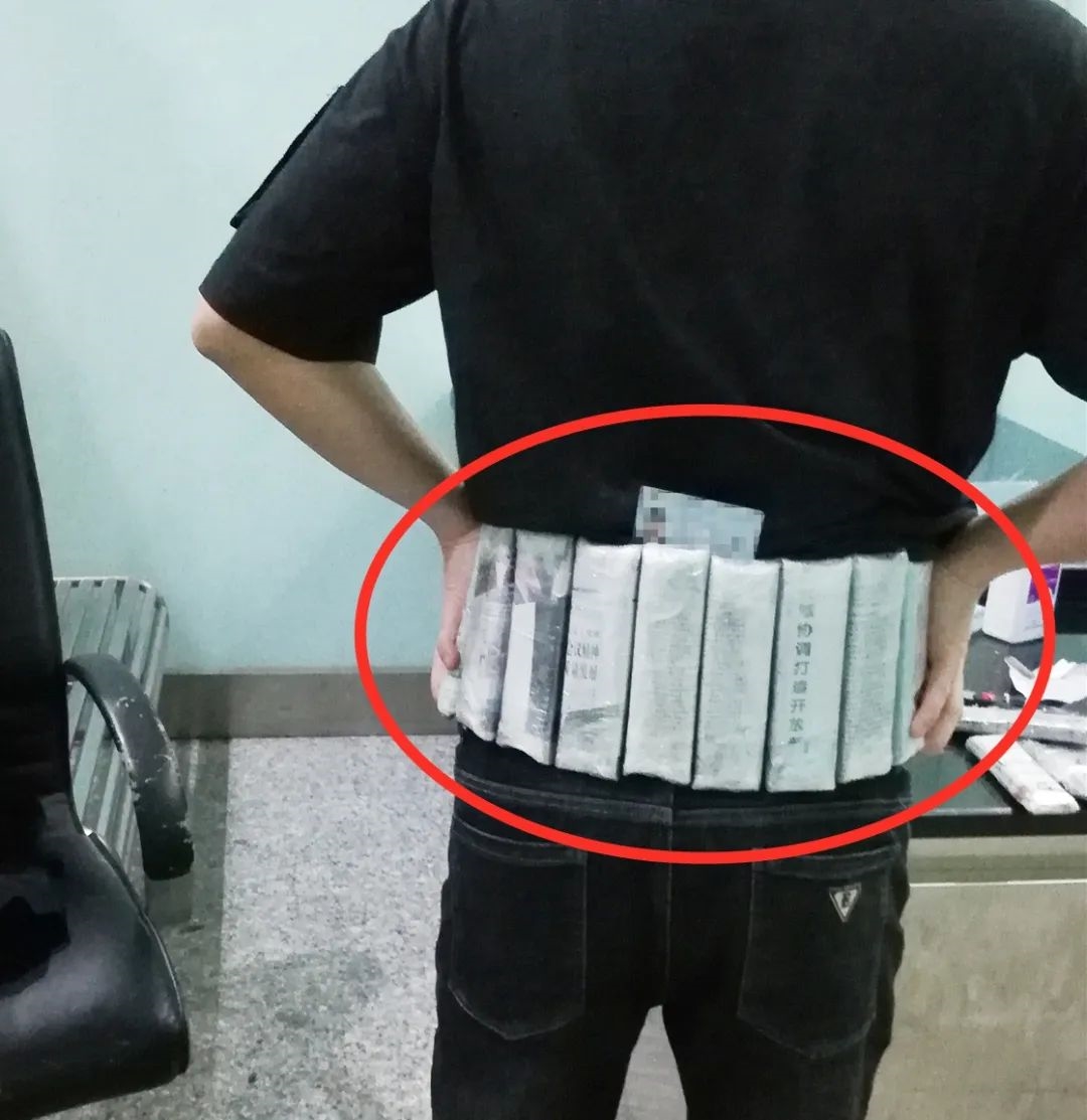 Imagem mostra foto tirada pelo centro de controle alfandegário da China, exibindo o homem que tentou contrabandear 239 processadores Intel amarrados na cintura