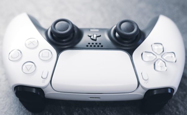Imagem mostra o controle Dualsense, sinalizando rumores sobre a entrada do PlayStation 5 Pro
