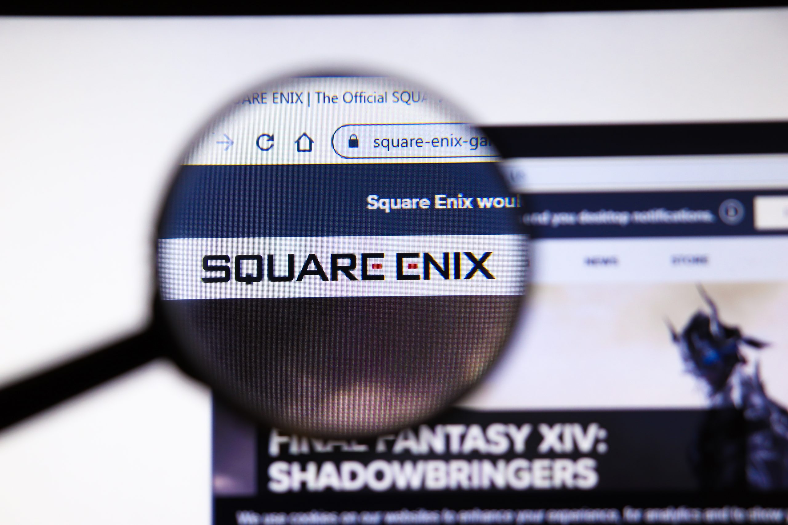 Imagem mostra site global da Square Enix, com o logotipo da empresa aumentado por uma lupa