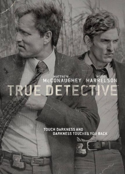 Pôster de divulgação da minissérie True Detective, da HBO; na imagem em preto e branco estão os protagonistas Woody Harelsson e Matthew McConaughey vestidos com terno e gravata