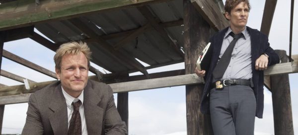 Cena da minissérie True Detective, da HBO; na imagem estão os protagonistas Woody Harelsson e Matthew McConaughey que irão estrelas uma nova comédia na Apple TV+