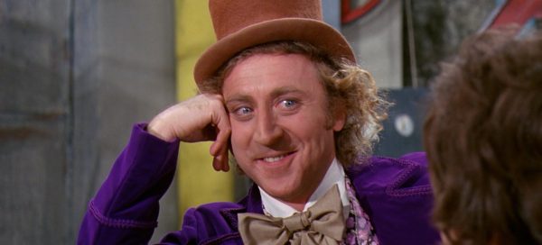 Cena de A Fantástica Fábrica de Chocolate de 1989: o ator Roald Dahl na pele do excêntrico Willy Wonka