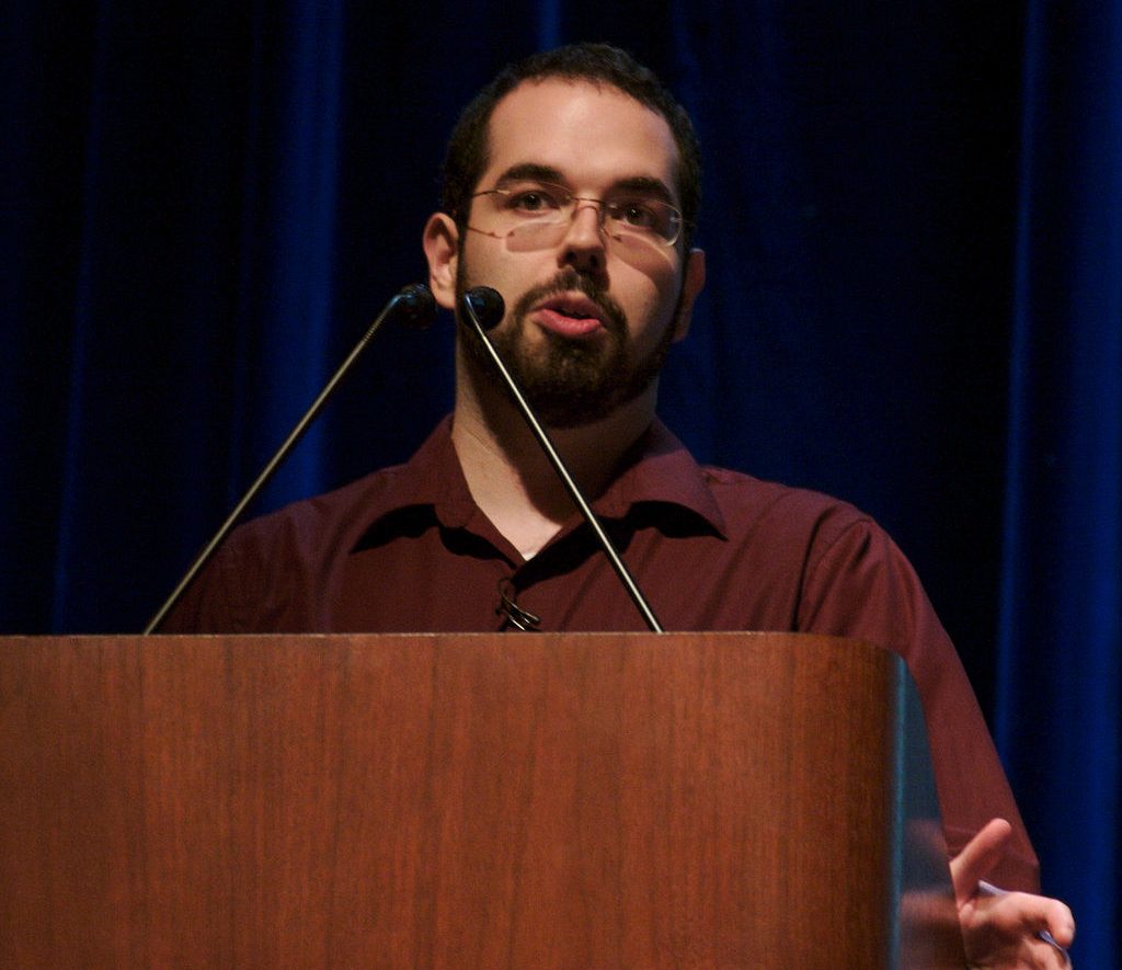 Eliezer Yudkowsky em apresentação na Universidade de Stanford. Imagem: "null0", CC BY-SA 2.0, via Wikimedia Commons