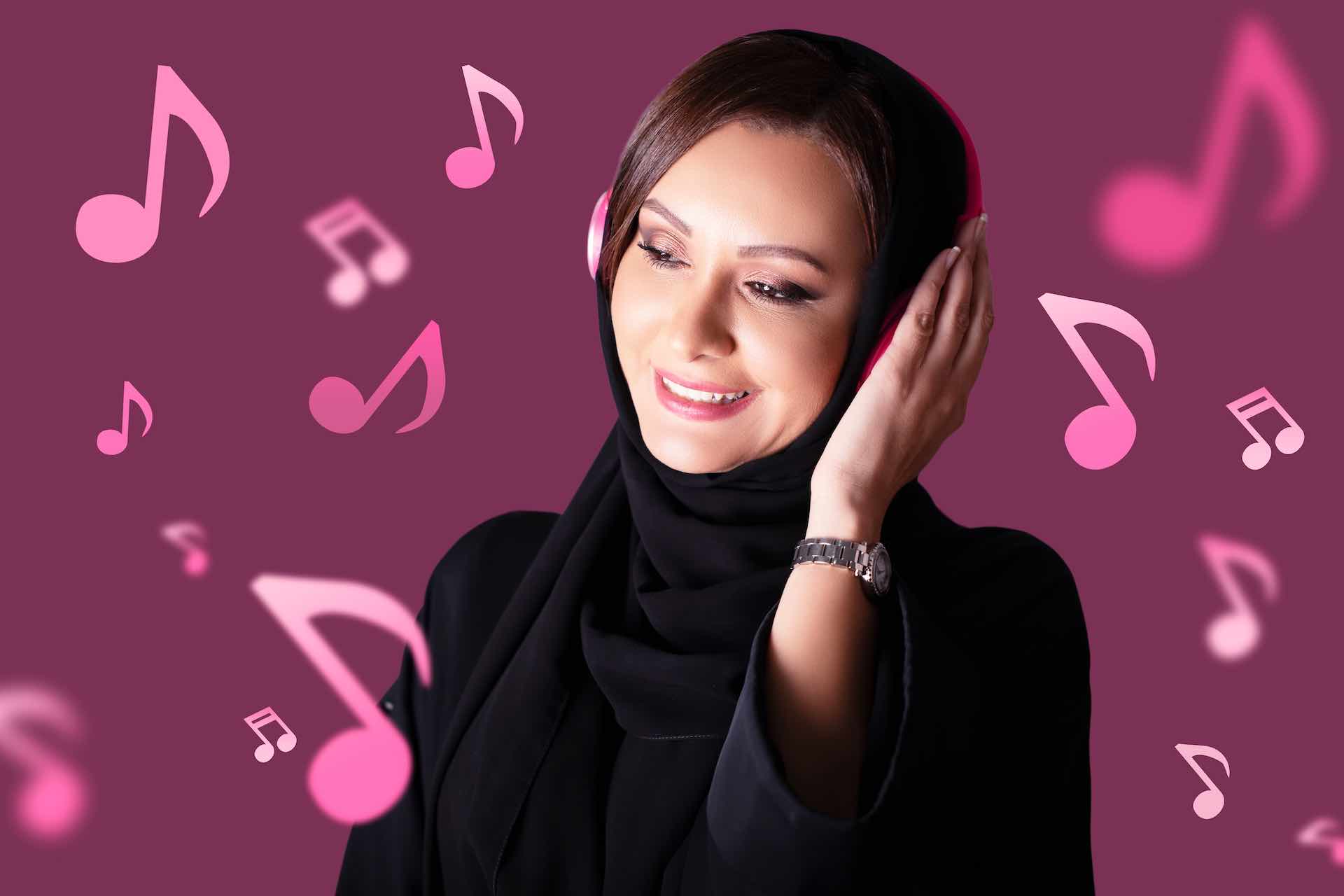 mulher árabe ouvindo música