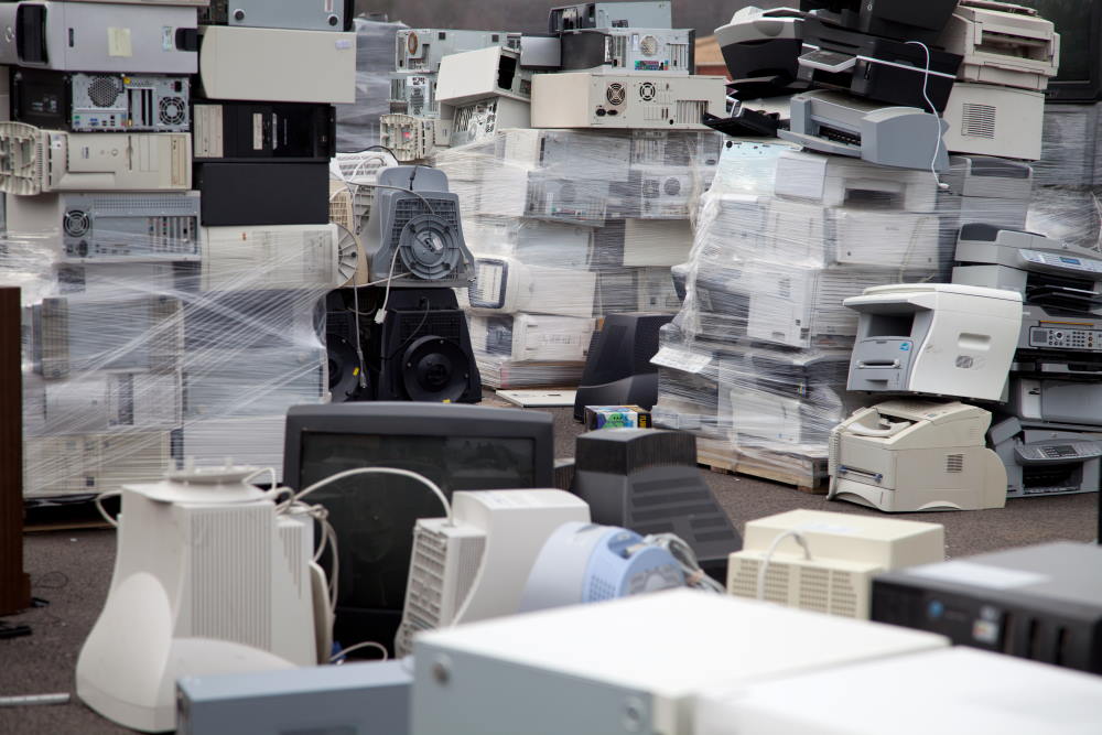 Homem monta PC com peças encontradas no lixo - TecMasters