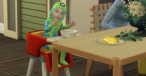 Captura de tela do jogo The Sims 4: A Aventura de Crescer mostrando um bebê de colo se alimentando na cadeirinha pela primeira vez