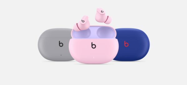 três versões dos fones de ouvido Apple Beats Studio Buds, nas cores (da esquerda para a direita) cinza, roxa e azul