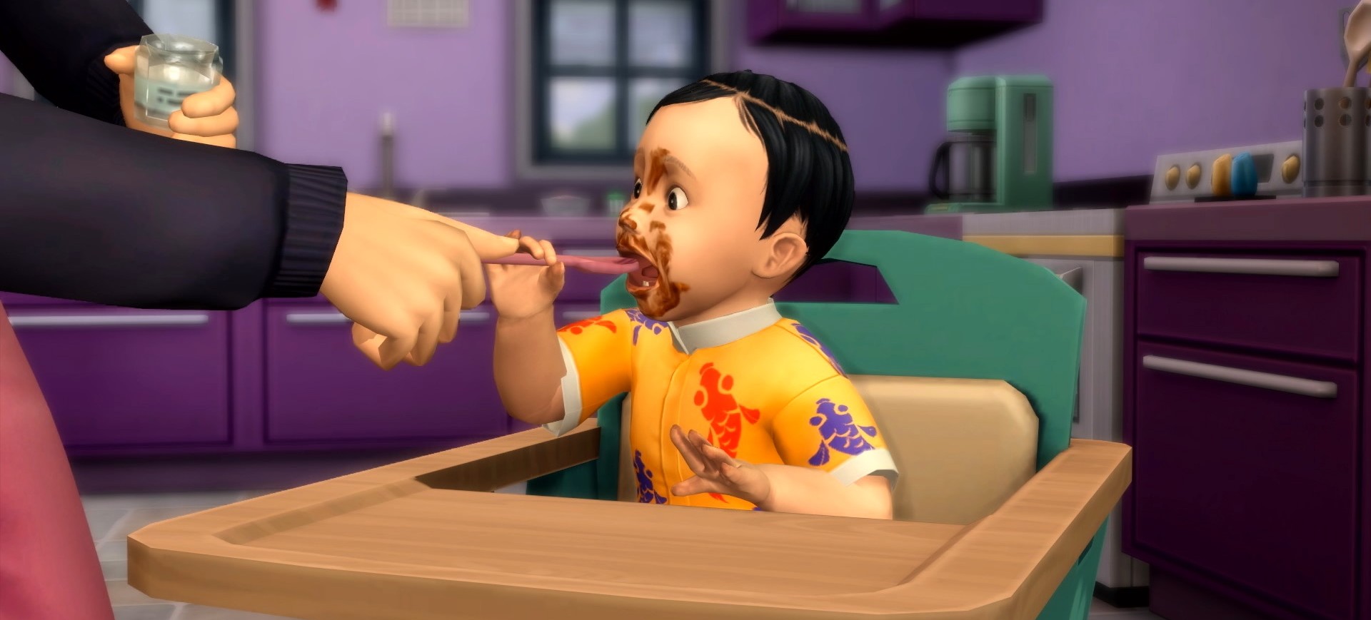 ilustração de um bebê sentado na cadeirinha de comer, com uma mão dando comida para ele e o rosto todo sujo; cena da expansão A Aventura de Crescer, do jogo The Sims 4