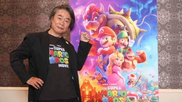 Foto mostra o game designer Shigeru Miyamoto, vestindo um paletó preto por cima de uma camiseta do filme do Super Mario, personagem que ele criou