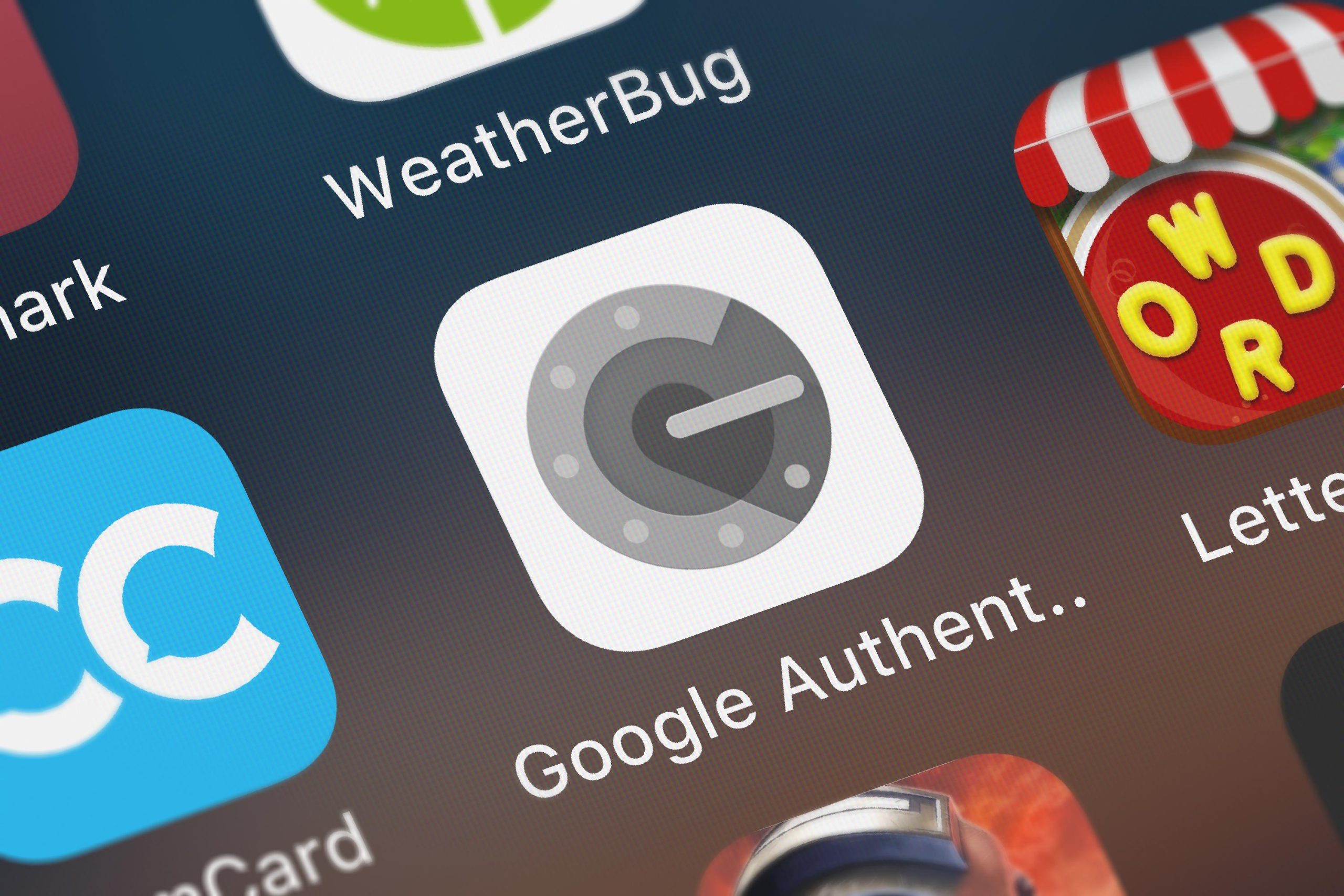 Imagem mostra o Google Authenticator na tela de um smartphone