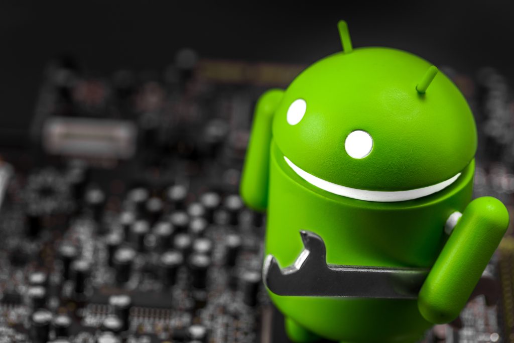 Imagem mostra o logotipo do Android carregando uma chave inglesa, simbolizando a manutenção de um smartphone