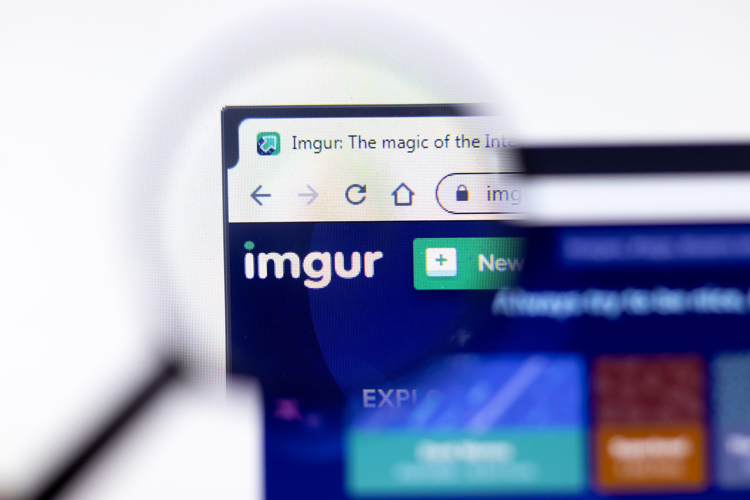 Imagem mostra a página inicial do Imgur vista por uma lupa
