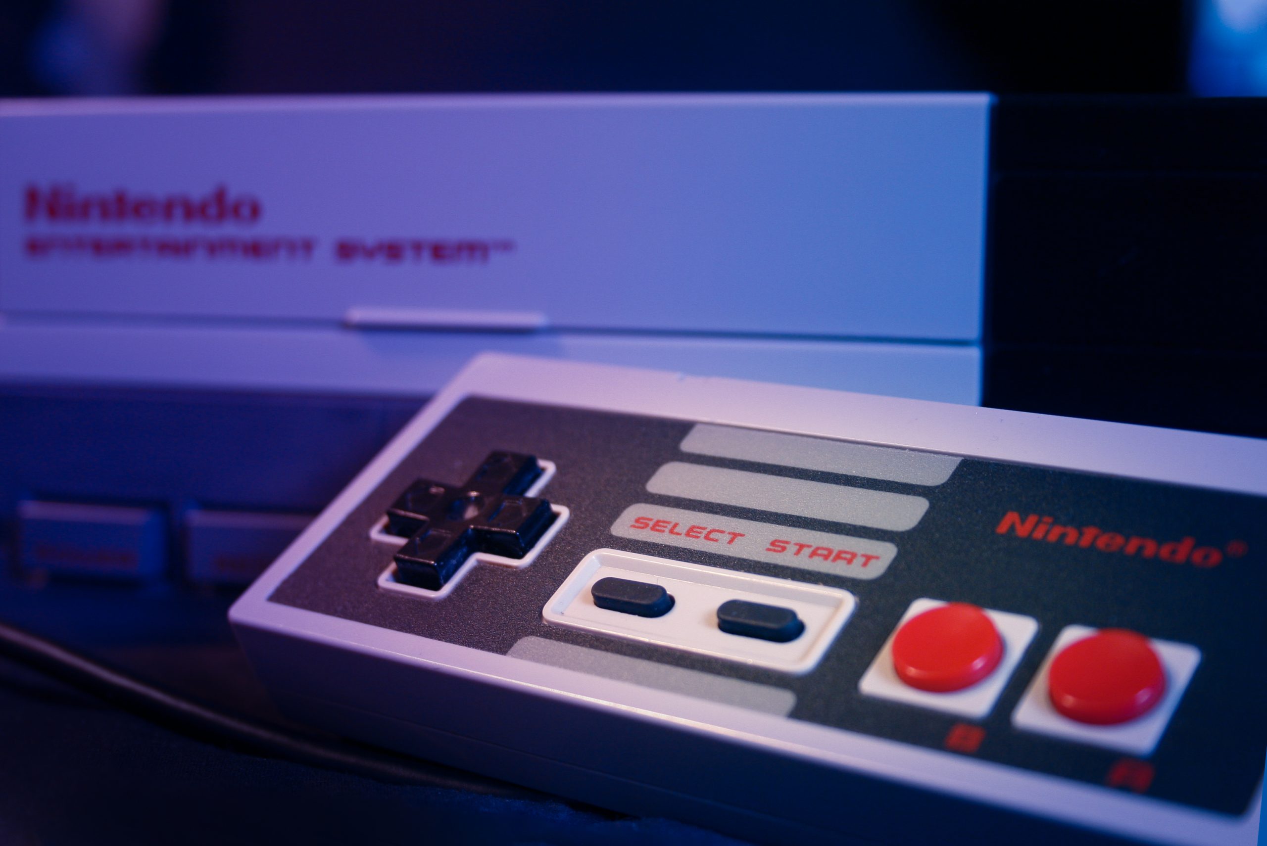 Imagem mostra o console "Nintendinho" - nome oficial do NES - em destaque para o seu controle