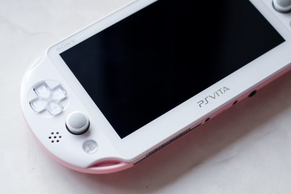 Imagem mostra o PS Vita, o último console portátil lançado pela Sony