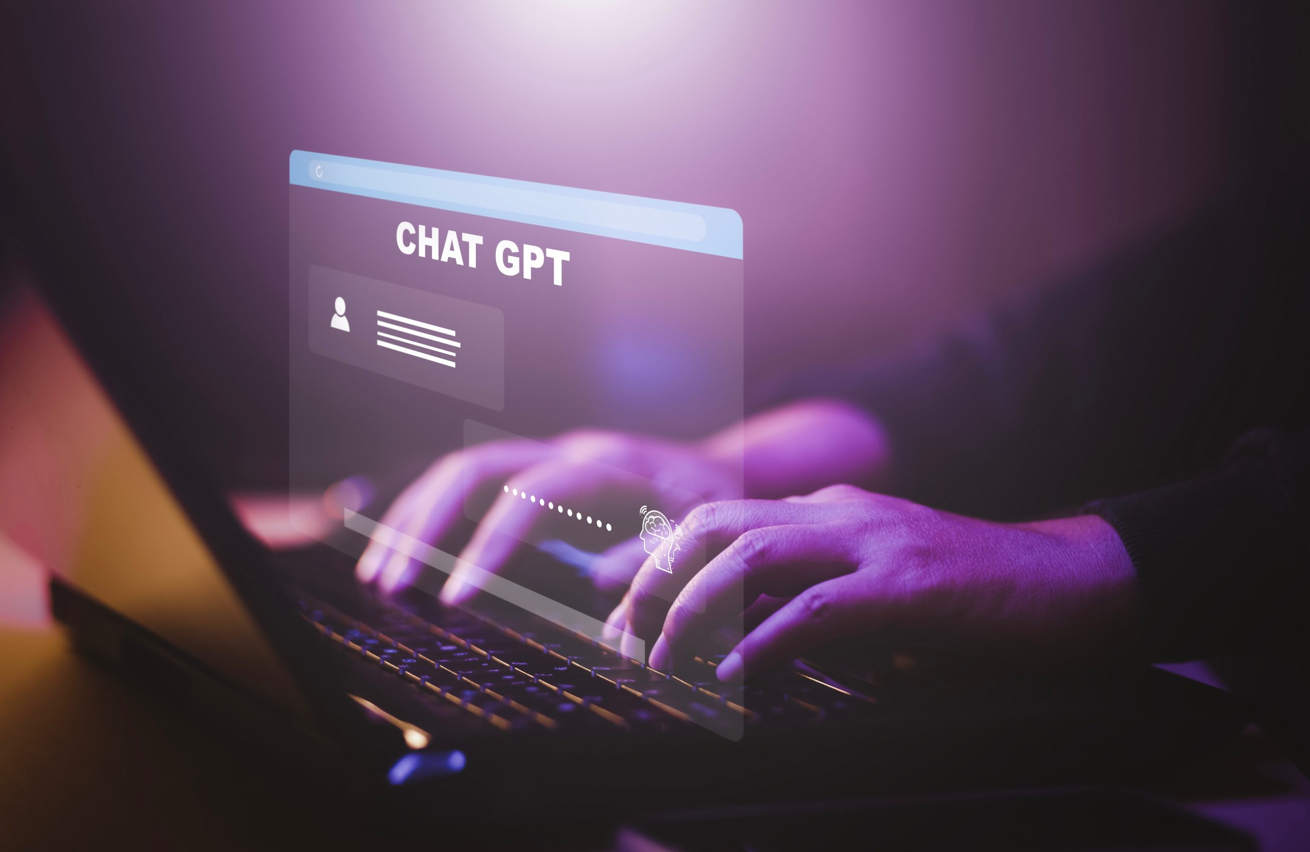 Imagem mostra um homem usando um teclado com um visor escrito "ChatGPT" à frente