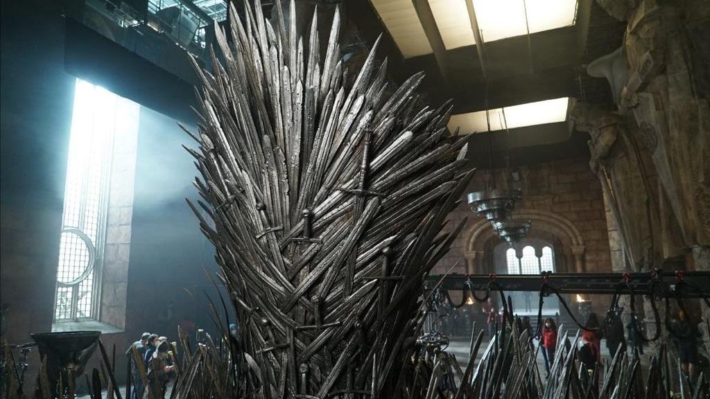 Na imagem, o icônico Trono de Ferro feito de espadas da série A Casa do Dragão, da HBO, que começa com as gravações da temporada 2
