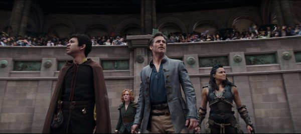 Cena do filme Dungeon & Dragons: Honra entre Rebeldes, com os atores principais. Da esquerda para à direita: Justice Smith, Sophia Lillis, Chris Pine e Michelle Rodriguez