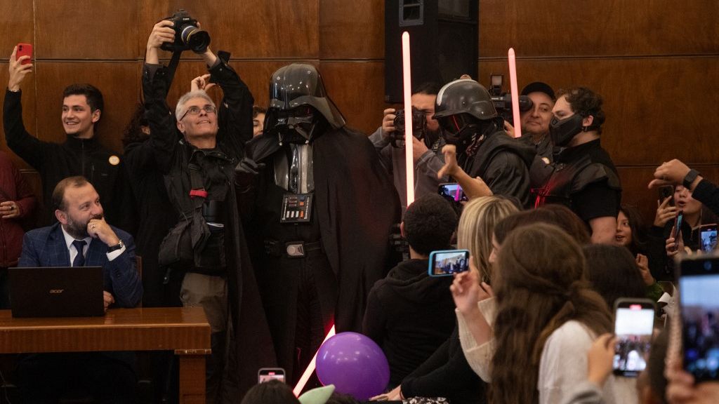 Imagem mostra Darth Vader, o vilão de Star Wars, indo a julgamento no Chile