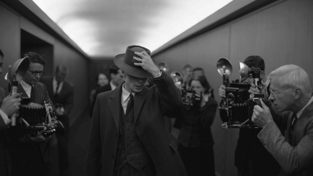 Pôster de Oppenheimer, um dos principais filmes de 2023 e que aparece na lista de indicações do Globo de Ouro 2024