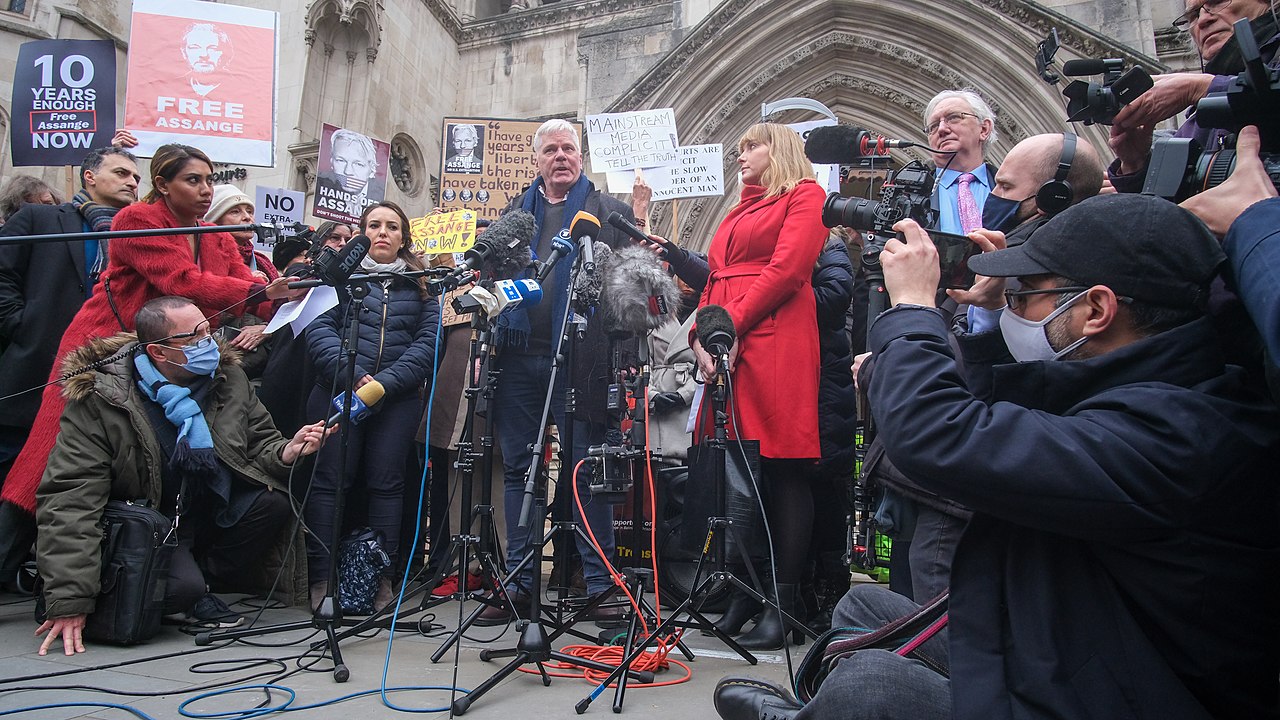 O editor-chefe do WikiLeaks, Kristinn Hrafnsson, fala à imprensa do lado de fora do Tribunal Superior em Londres, em 24 de janeiro de 2022, logo após a equipe de defesa de Assange ganhar o direito de levar seu caso de extradição à Suprema Corte do Reino Unido.