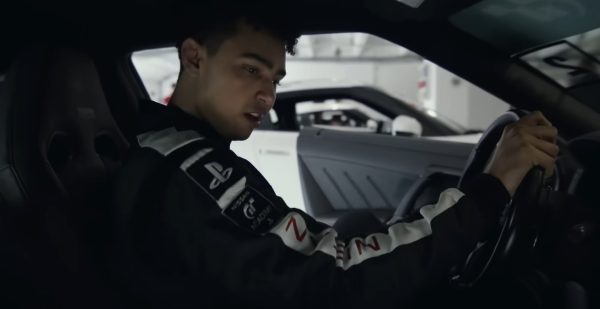 Imagem mostra cena do trailer de Gran Turismo, filme baseado na franquia de jogos de corrida do PlayStation