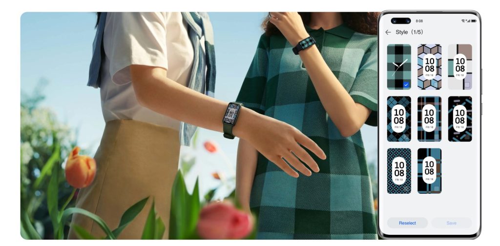 Imagem mostra o torço de duas mulheres, ambos mostram os pulsos com a Band 8 da Huawei e, ao lado, um mockup de smarthphone ilustra o recurso de criar watch faces baseados no look do dia