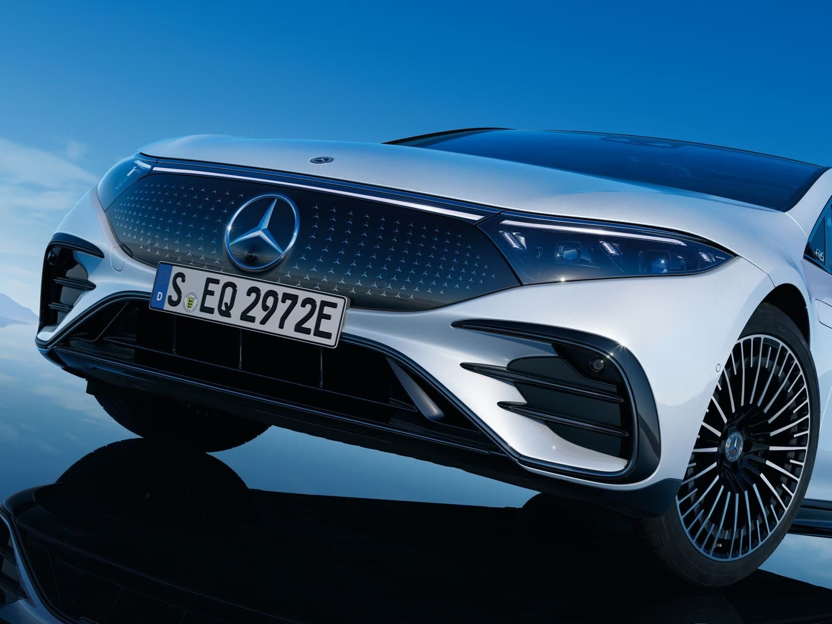 Imagem mostra o Mercedes EQS 450, carro elétrico de luxo da alemã, que conta com recursos destraváveis mediante pagamento extra de assinatura
