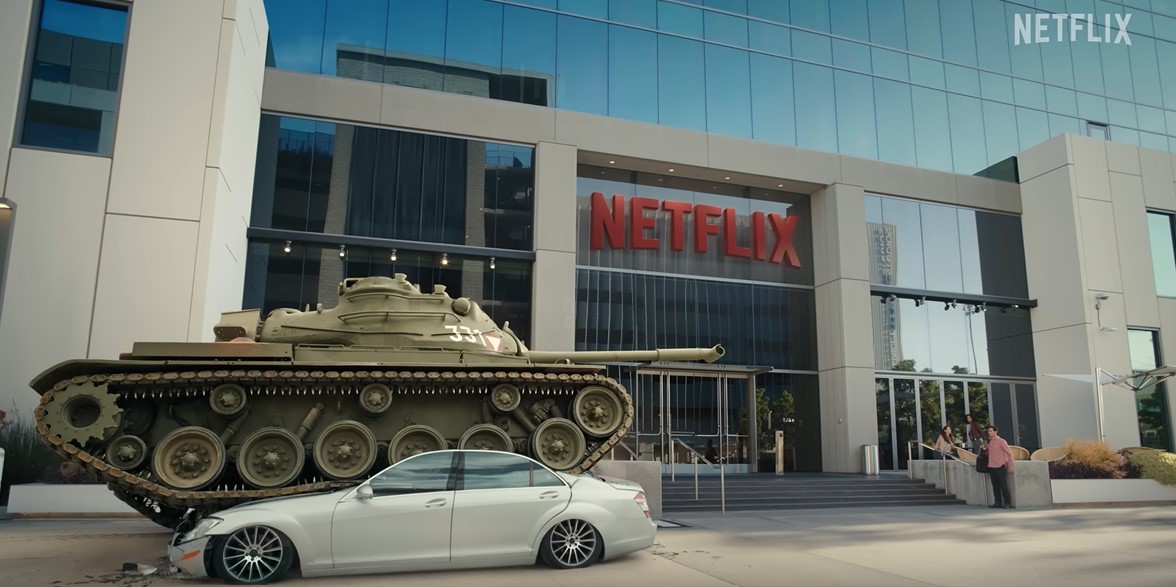 Imagem mostra um tanque de guerra passando por cima de um carro branco em frente ao prédio da Netflix nos EUA: vídeo foi feito para anunciar a chegada de Arnold Schwarzenegger como Chief Action Officer da empresa