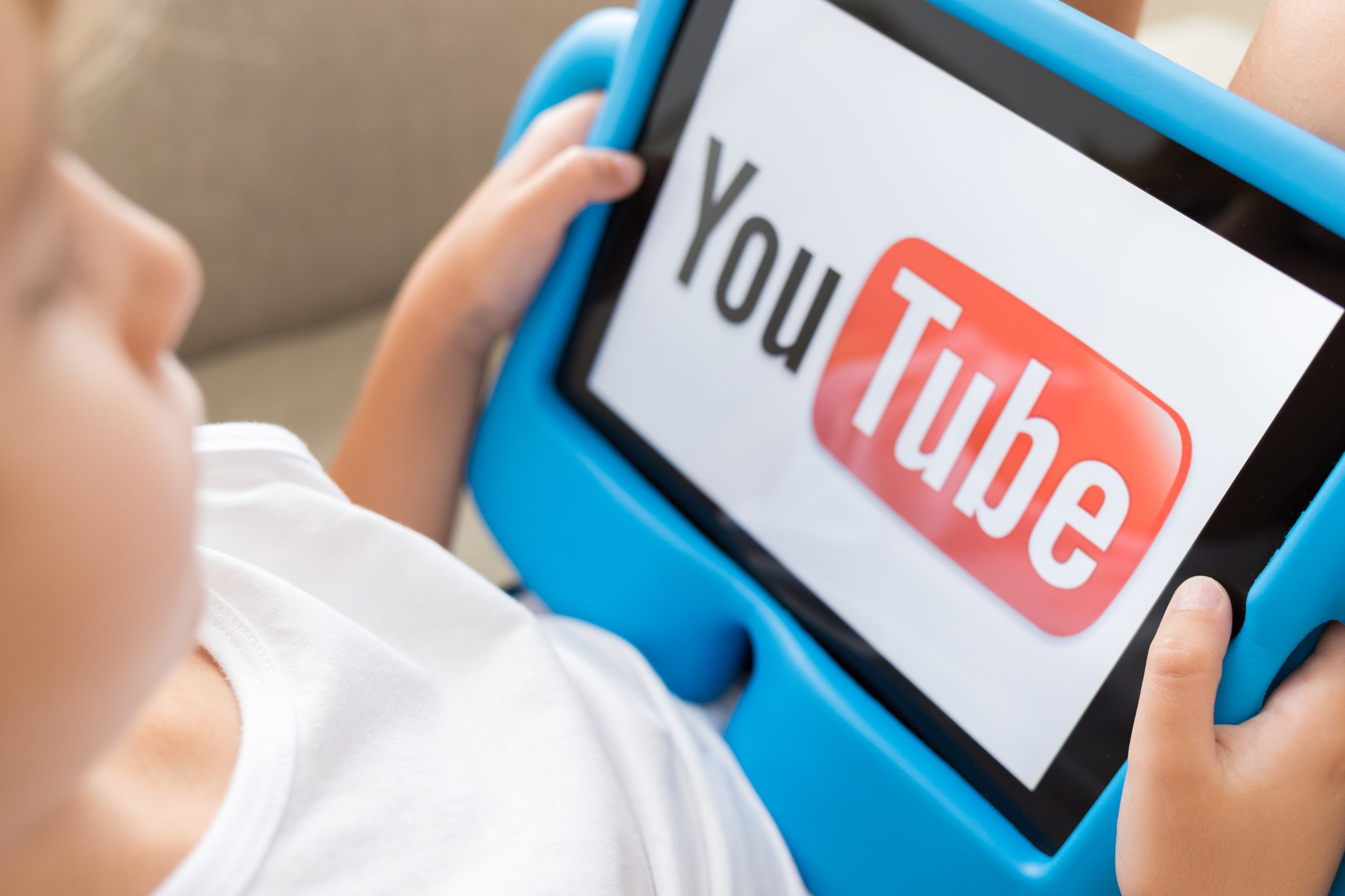 Imagem mostra uma criança assistindo ao YouTube por um tablet