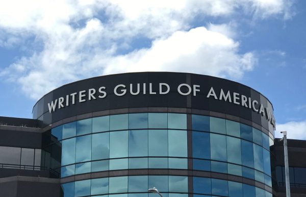 Foto mostra a fachada da sede da Writers Guild of America, associação responsável pela proteção trabalhista dos roteiristas dos EUA