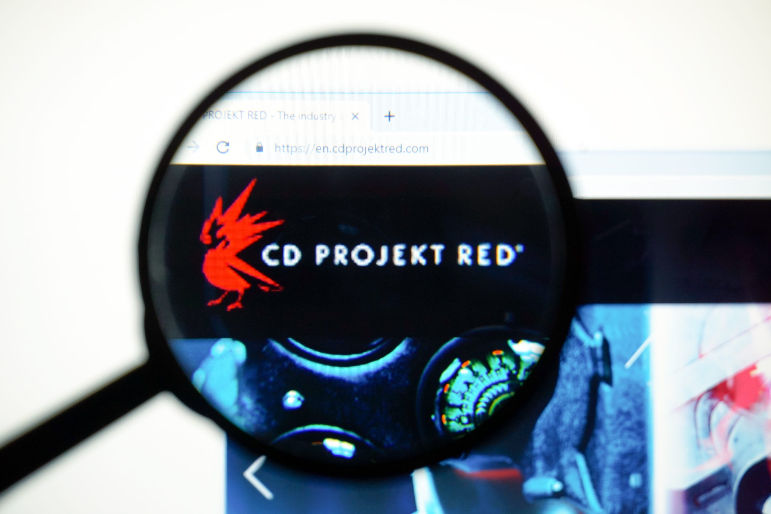 Imagem do logotipo da CD Projekt Red visto sob uma lupa