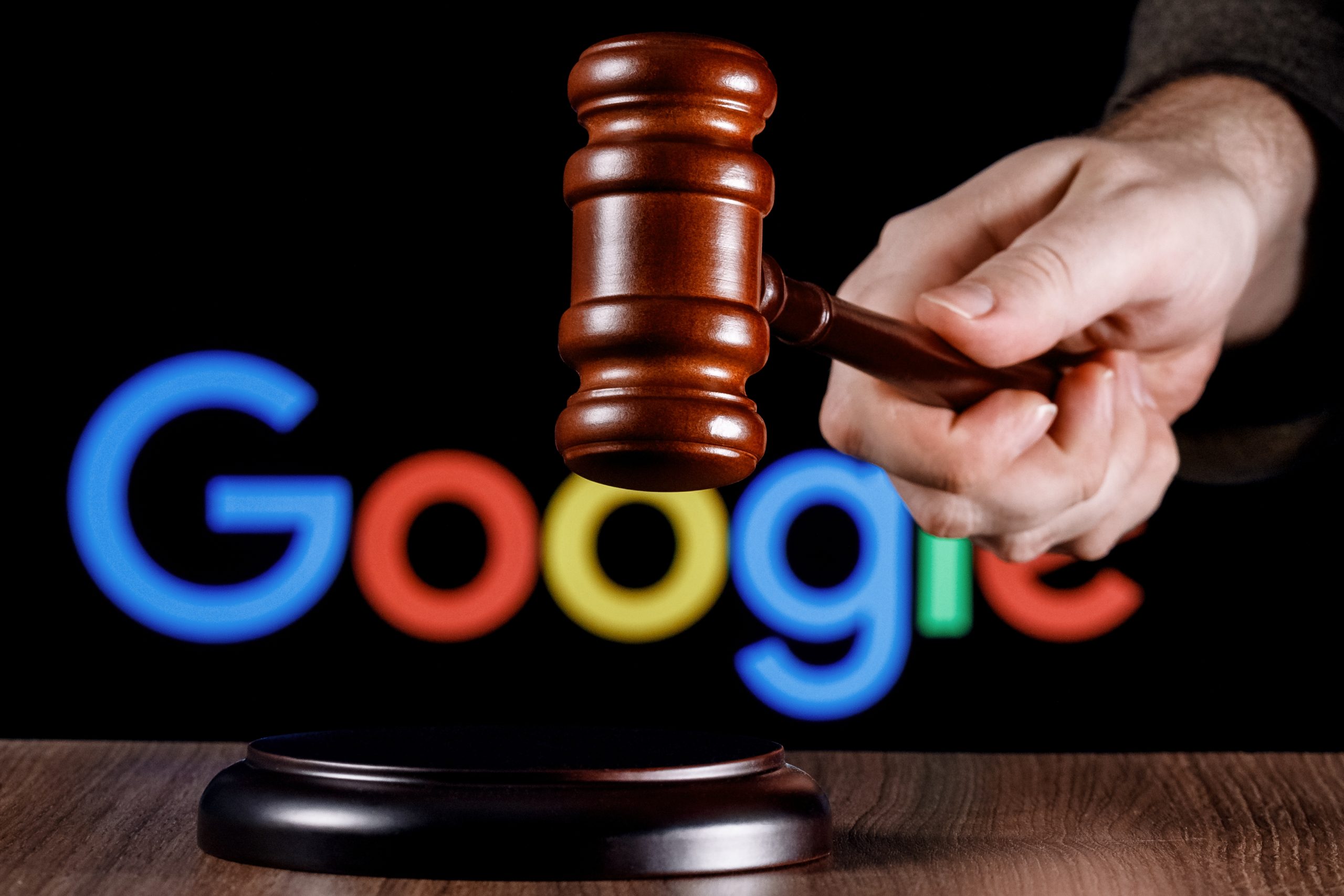 Ilustração mostra uma mão segurando um martelo de juiz, prestes a martelas o logotipo do Google