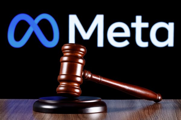 Imagem mostra logotipo da Meta ao fundo, atrás de um martelo de juiz