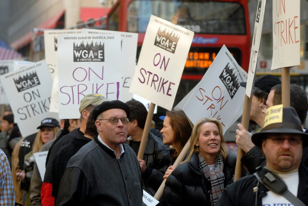 Imagem de 2007 mostra diversos roteiristas em greve na WGA