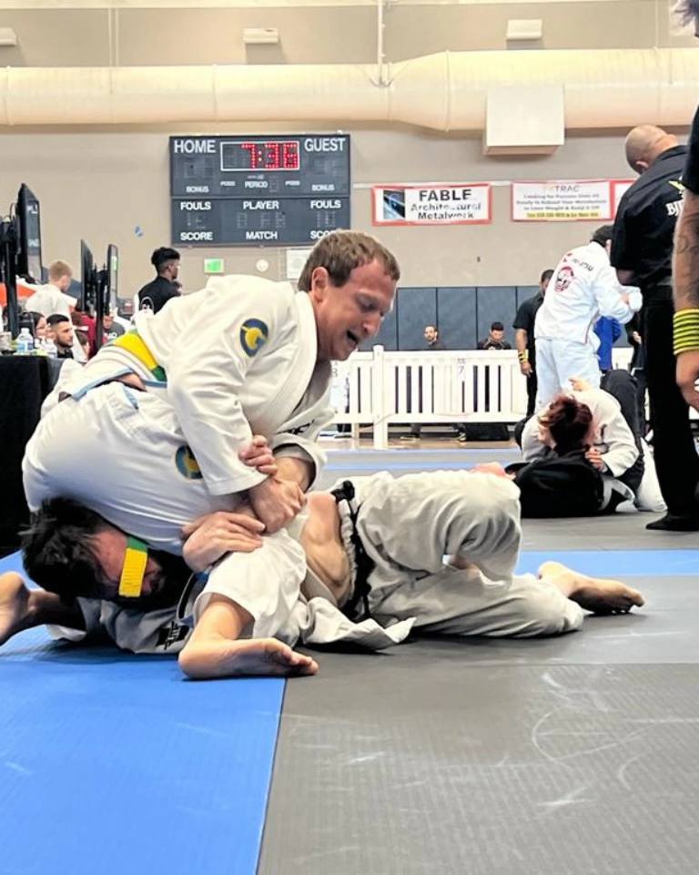 Imagem mostra Mark Zuckerberg, CEO da Meta, lutando jiu jitsu, em referência à suposta luta dele com o concorrente Elon Musk