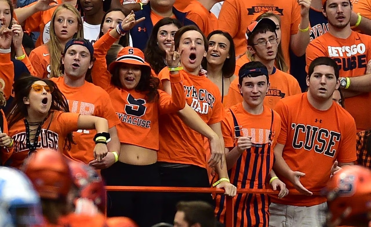 Imagem da torcida de Syracuse Oranges, da liga universitária de futebol americano