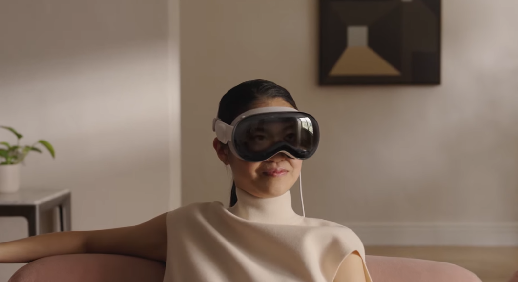 Mulher utilizando os óculos de realidade mista da Apple, o Vision Pro