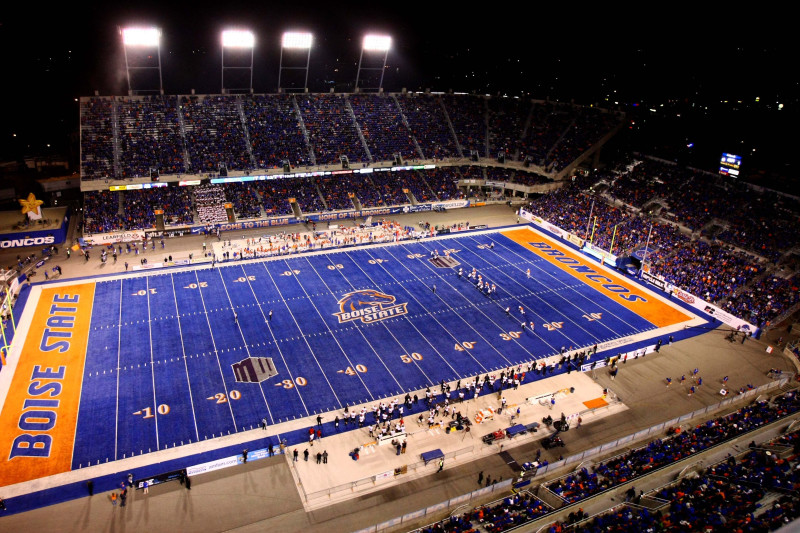 Imagem mostra o estádio Bronco, da Universidade de Boise, e seu gramado azul