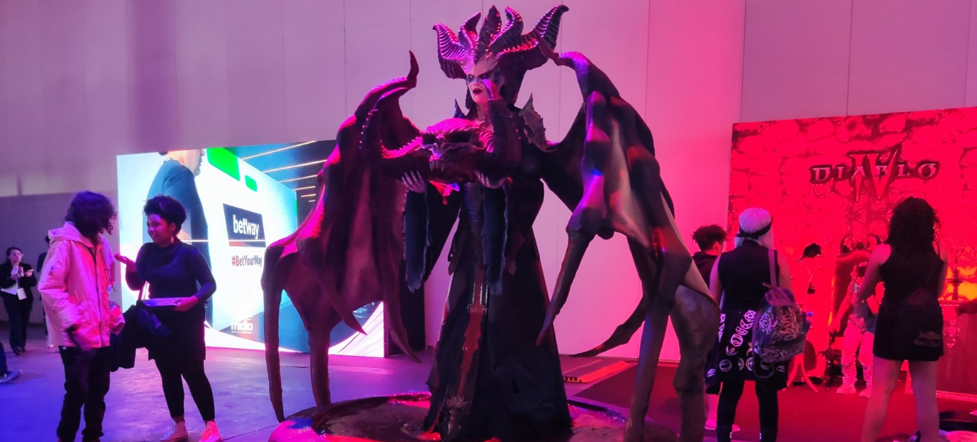 Estátua de Lilith, do jogo Diablo IV da Blizzard, no evento BIG Festival 2023