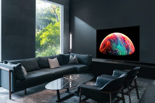 Imagem ilustrativa da Smart TV Samsung OLED 4k S90C em uma sala de estar