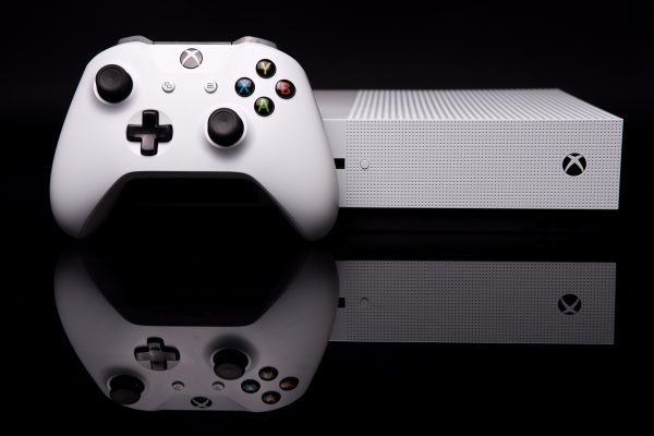 Imagem mostra a frente do console Xbox One, da Microsoft