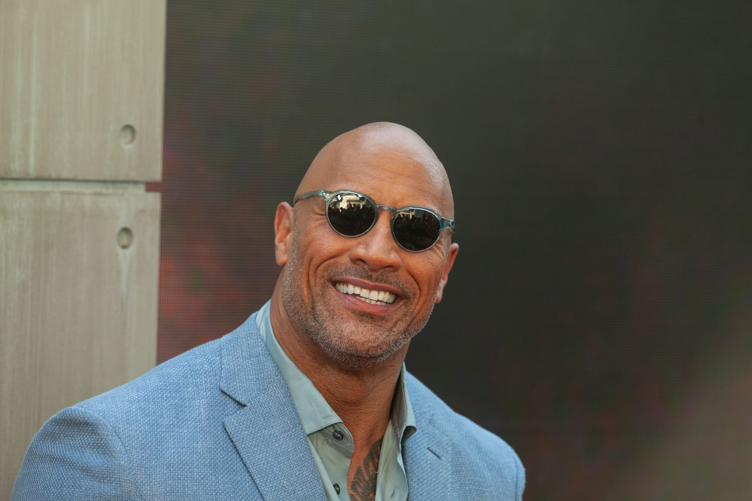 Imagem mostra o ator americano Dwayne Johnson, mais conhecido como The Rock, durante pré-estreia do filme "Arranha-céu: Coragem Sem Limite"