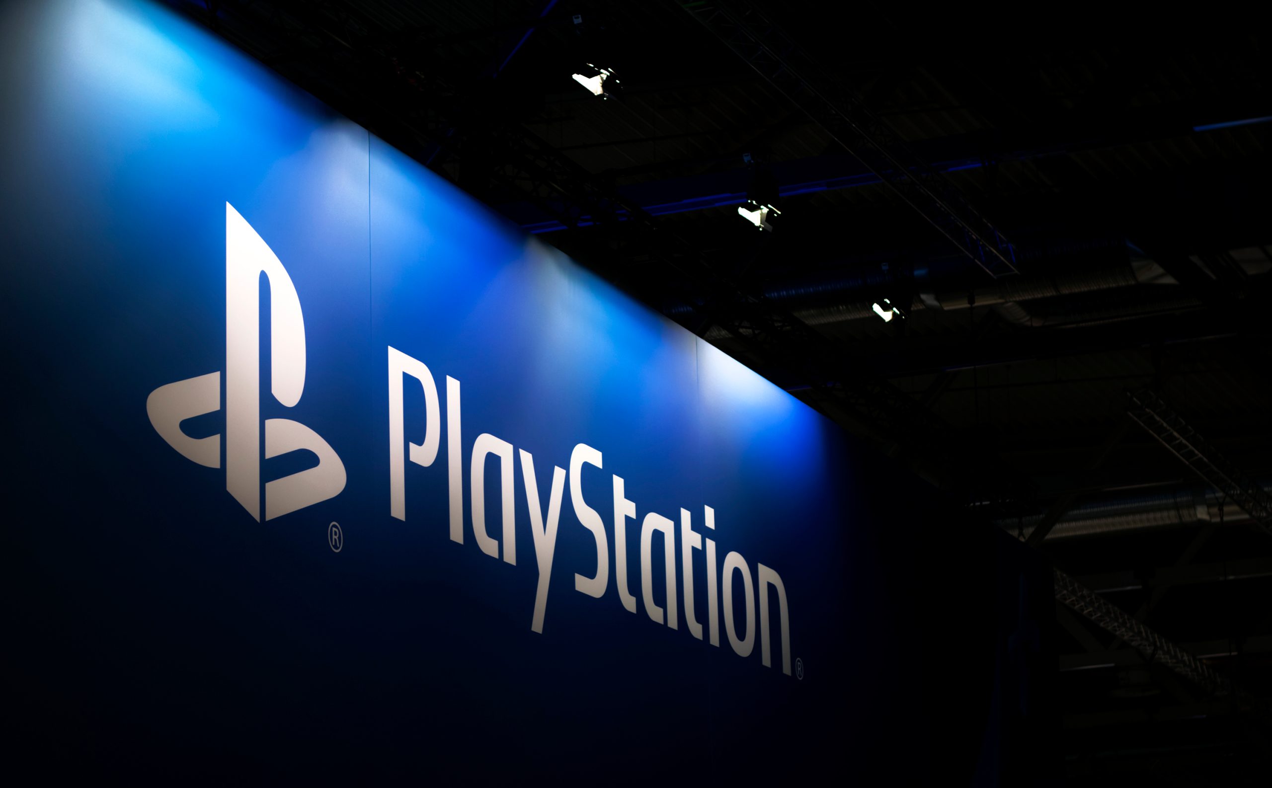 Imagem mostra frente do banner de PlayStation na Gamescom 2019